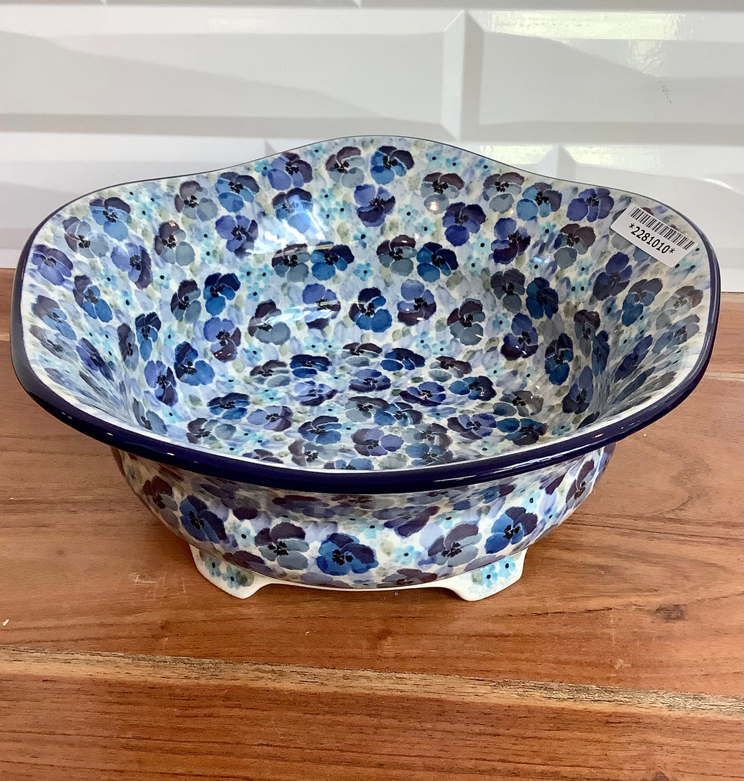 U777 10in Scalloped Footed Bowl